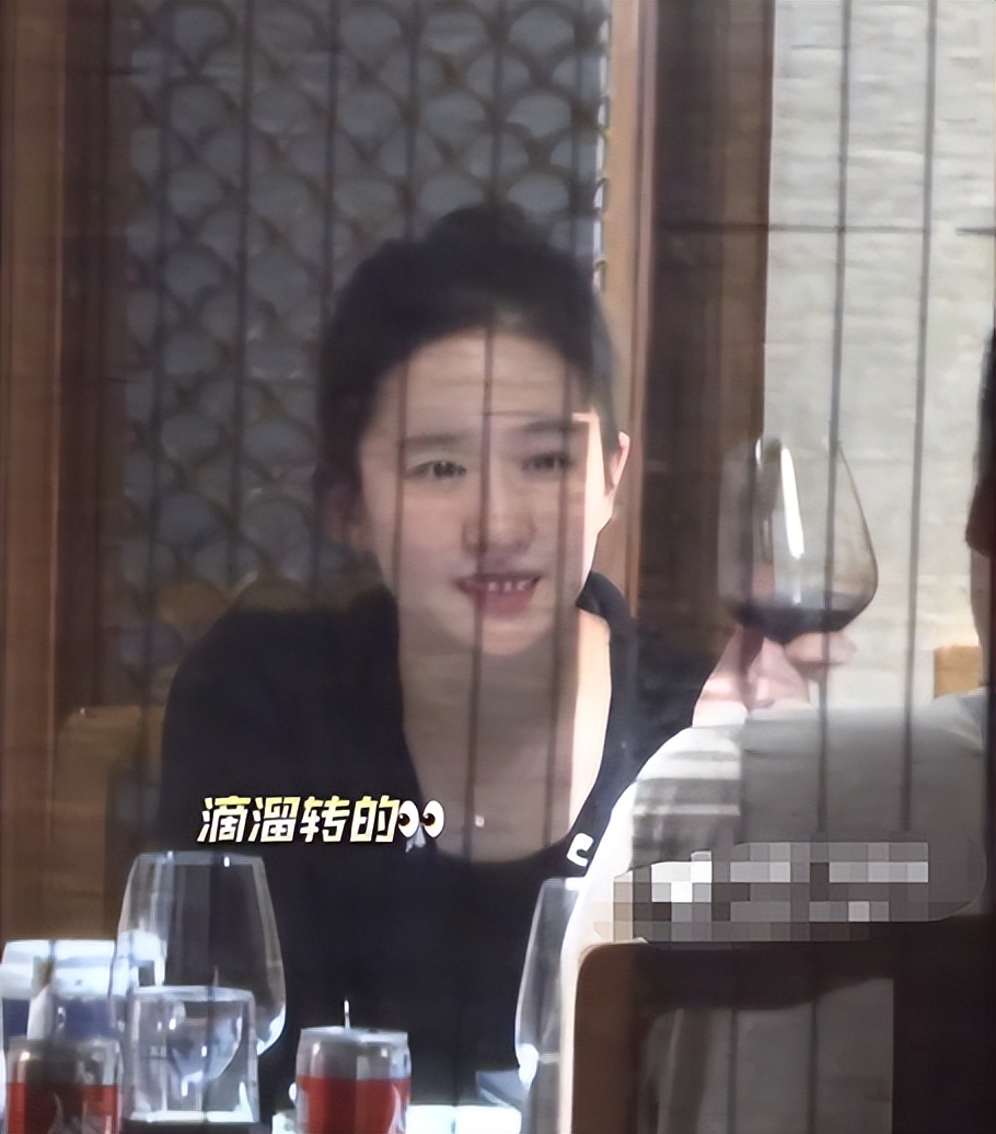 38岁刘亦菲和好友吃火锅,大口吃肉、喝红酒,举止应了向太的话