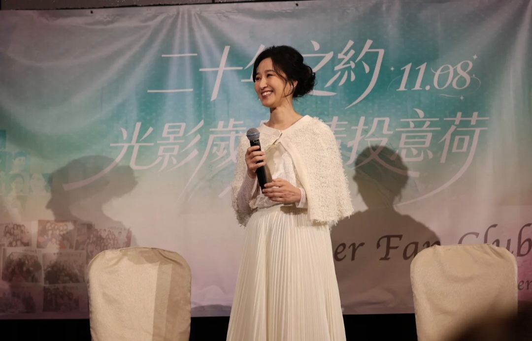 61岁关咏荷罕见露面,赴一场20年之约,状态极佳仍然很漂亮