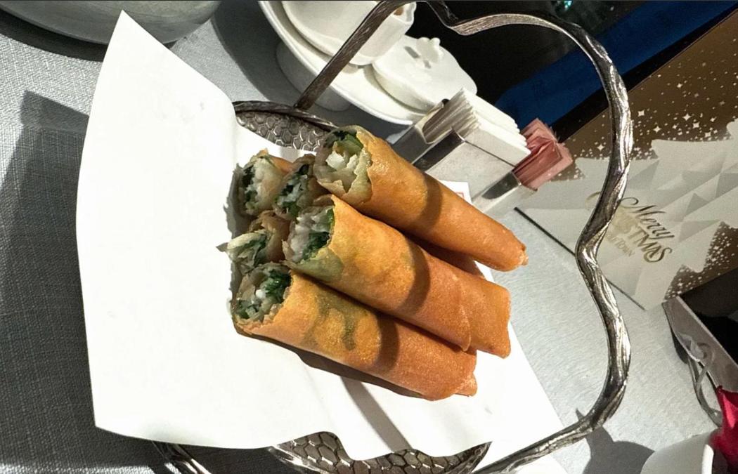 王晓晨学院风穿搭晒约会!和俞灏明高档餐厅点6道菜,发文像撒娇