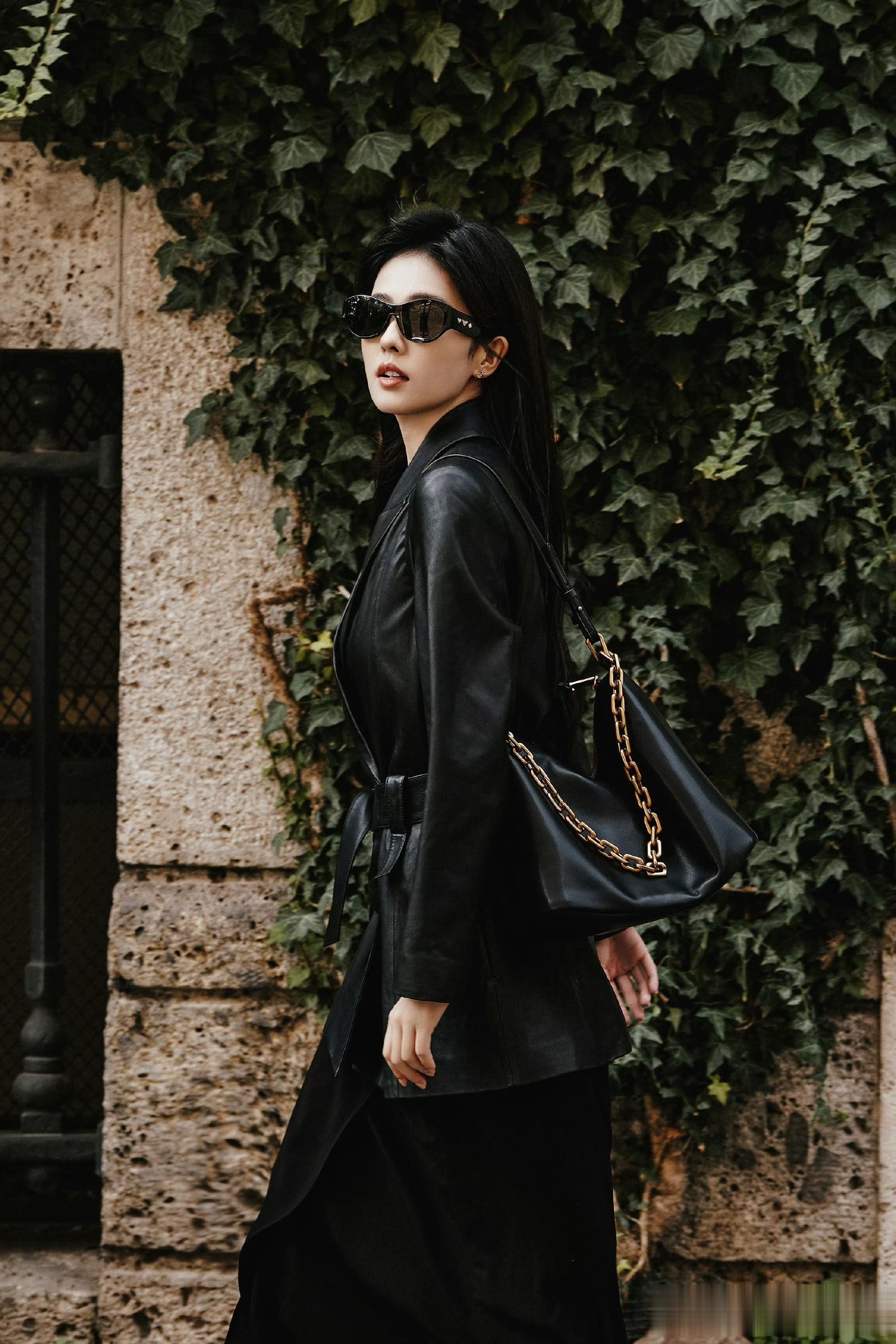 白鹿黑色皮衣街拍，酷飒与优雅并存，尽显时尚张力