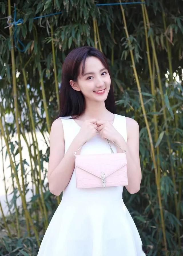 许晓诺——气质高雅,散发着迷人的魅力!