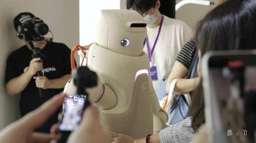 长得这么“乖”的人形机器人,第一次见