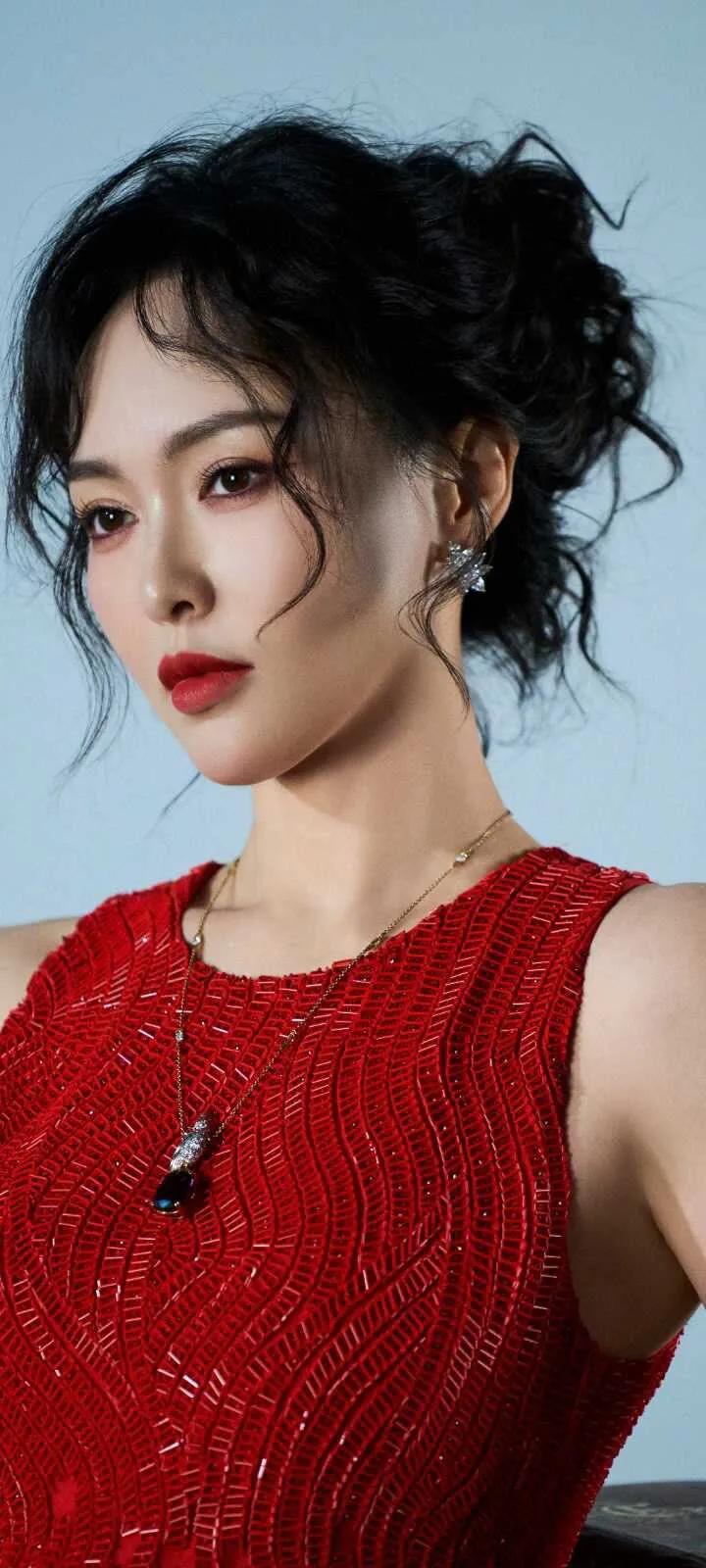 41岁唐嫣素颜出街引热议,真实状态打破娱乐圈颜值焦虑!