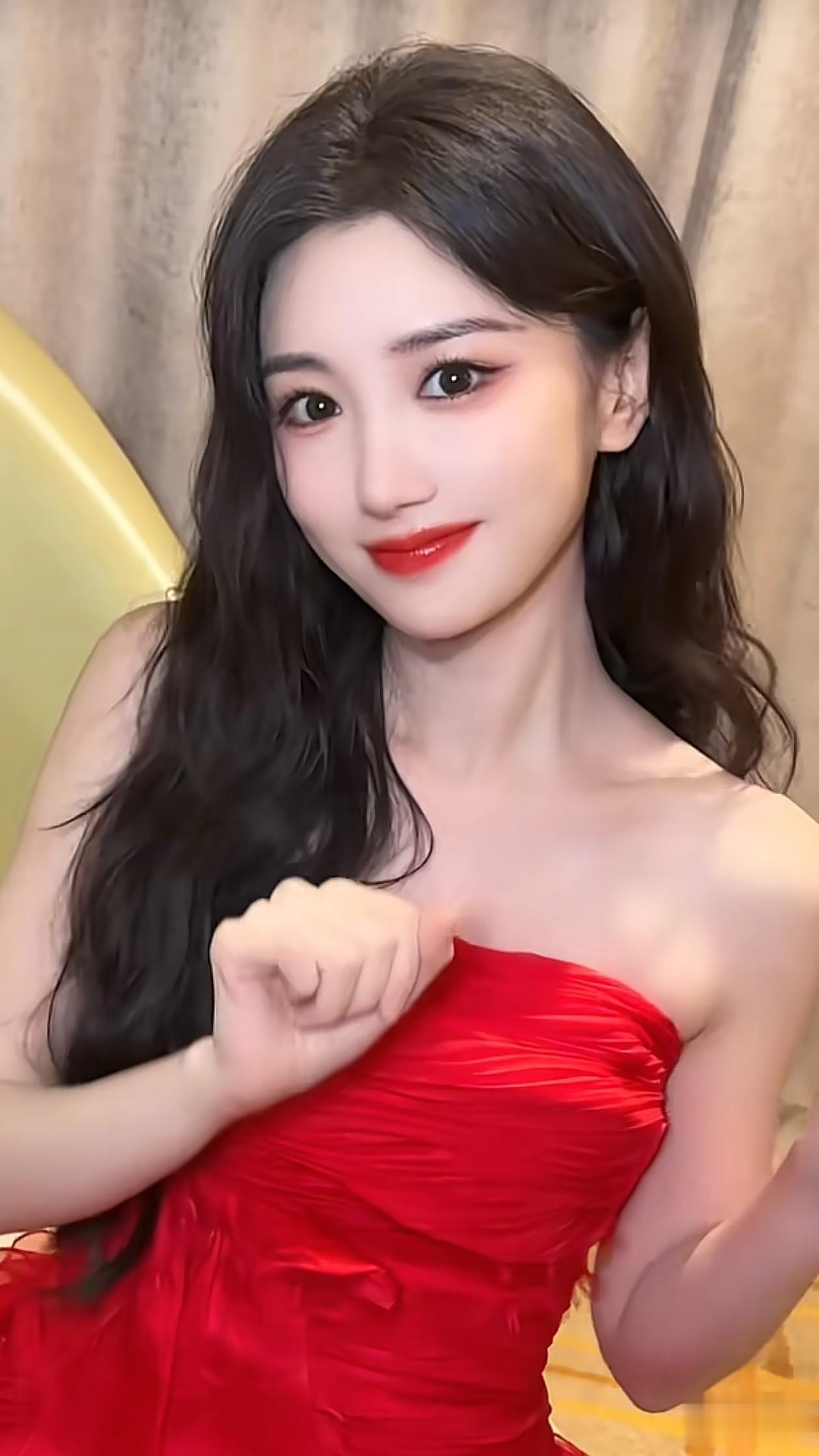 37岁毛晓彤跳手势舞：微卷发+红色抹胸裙，时髦高级，美得像27岁