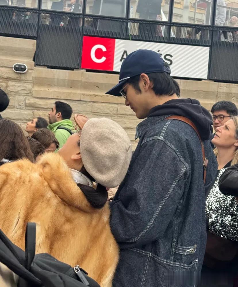 金莎孙丞潇国外度假被偶遇，金莎身材娇小孙丞潇看她一脸的宠溺