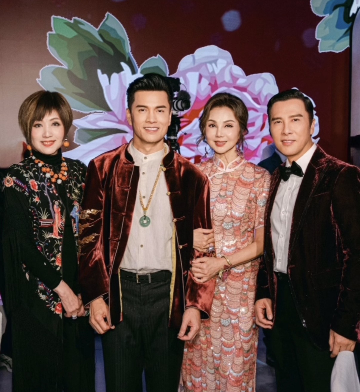 汪圆圆陪婆婆出席寿宴，婆媳穿大花裙打扮复古，谢玲玲也在穿旗袍