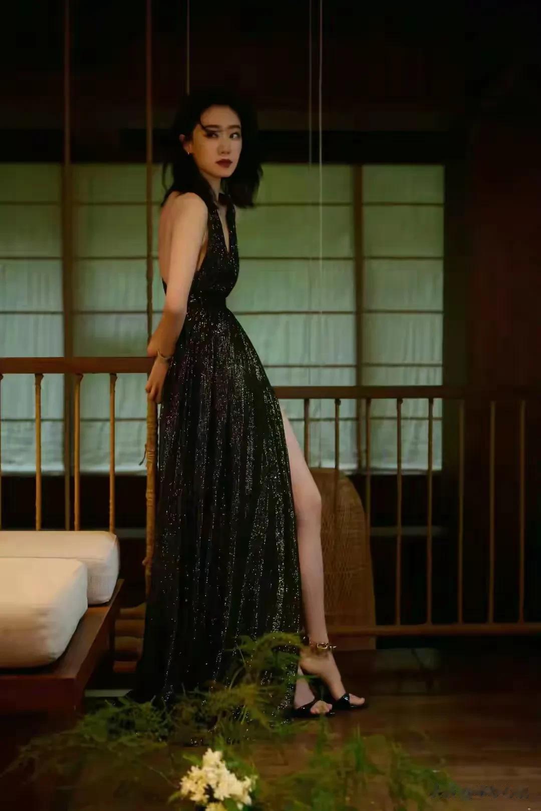 张小斐的腿堪称内娱“氛围感美腿天花板”