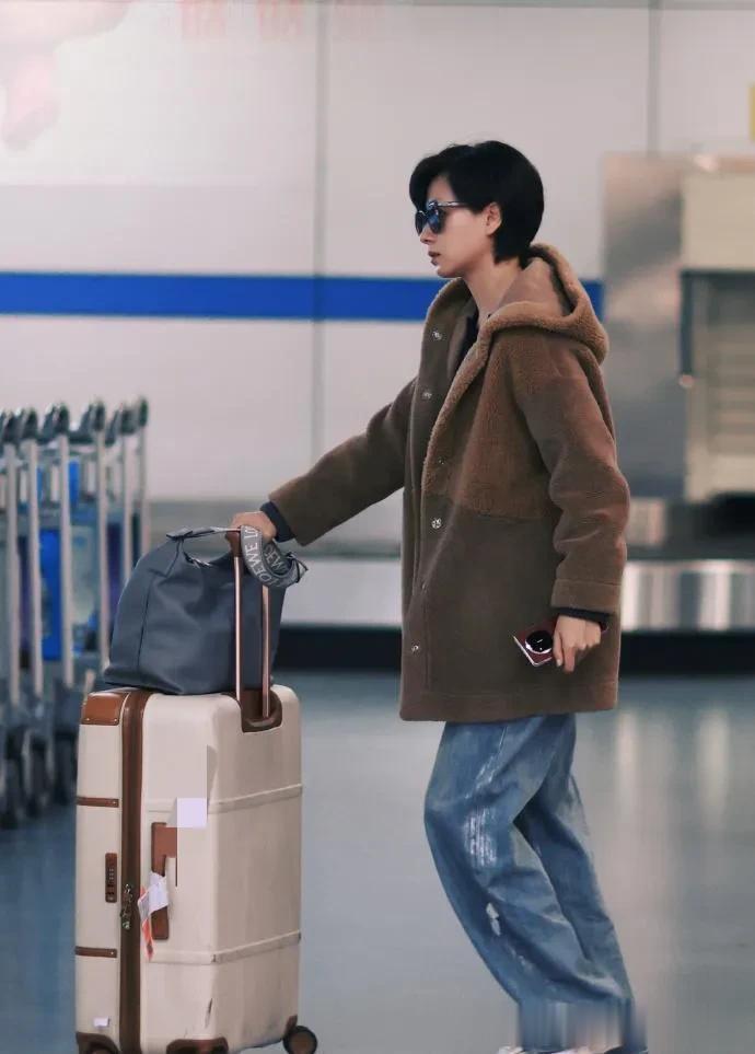 万茜剪短发后真时髦！棕色羊羔毛外套+针织衫+牛仔裤，减龄又高级