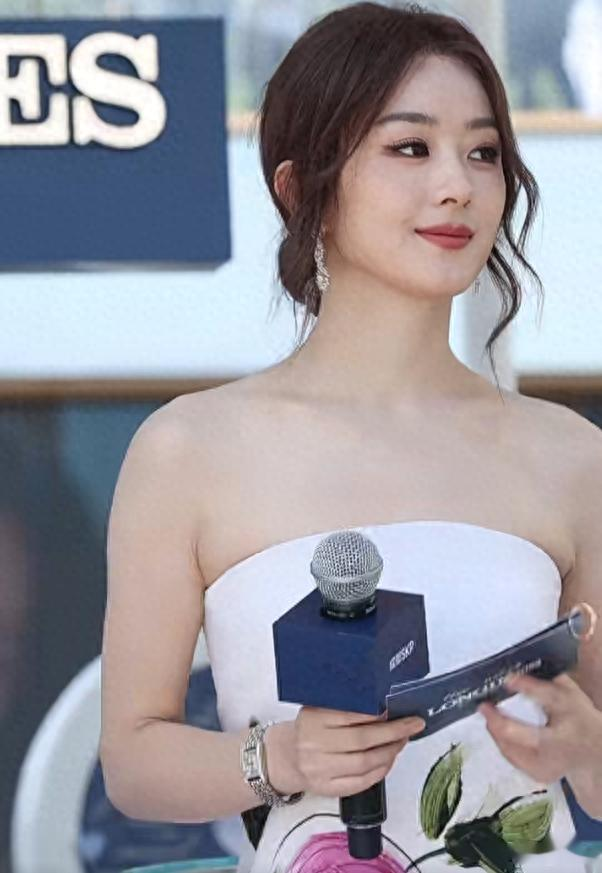 赵丽颖线下活动，谁注意她脚上的鞋？粉丝：对她上点心吧