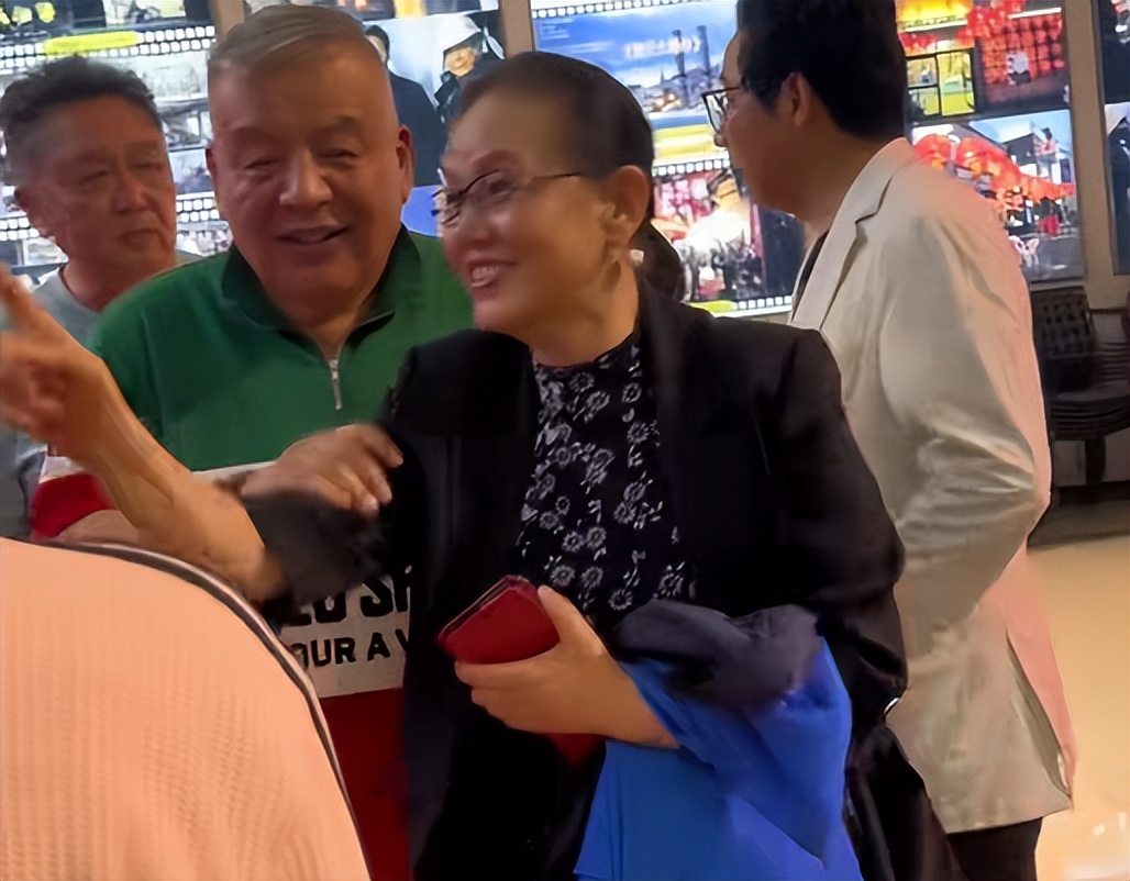 于谦与姜昆夫妇同席而坐，举杯畅饮，相声界果然都是他的好朋友