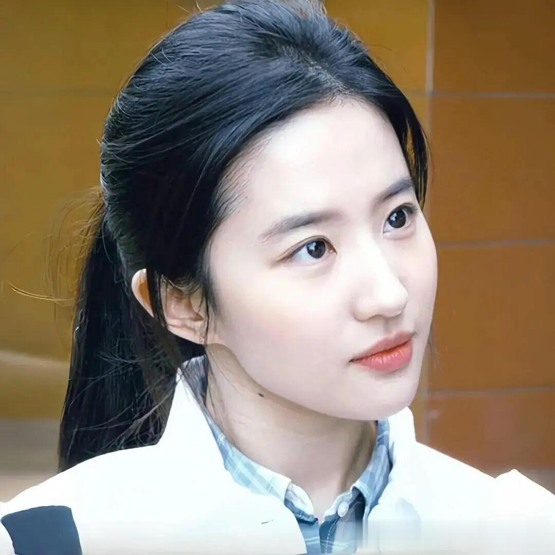 刘亦菲清新大方