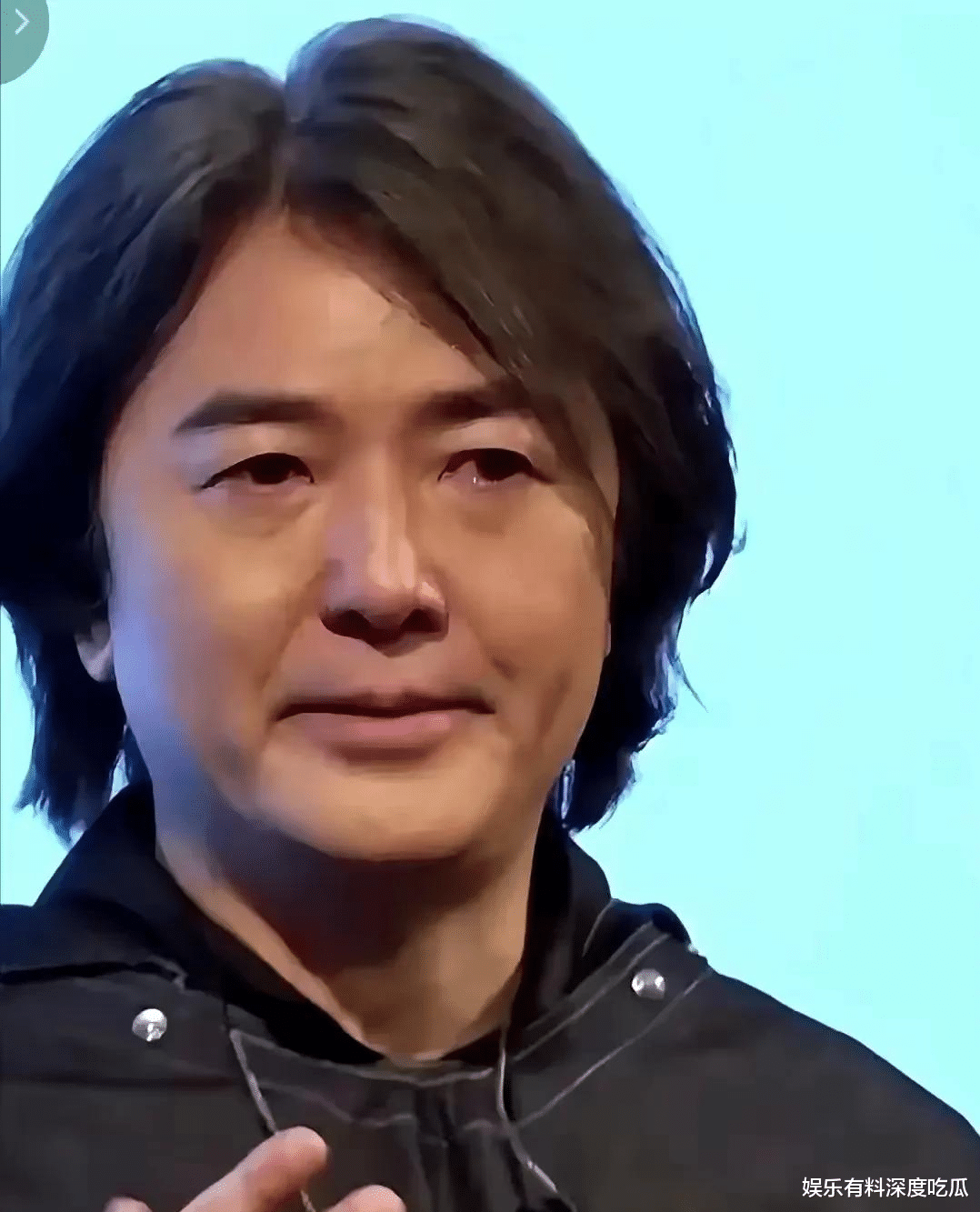 57岁郑伊健颜值下滑海外开唱，拒来内地，与陈小春现状天差地别