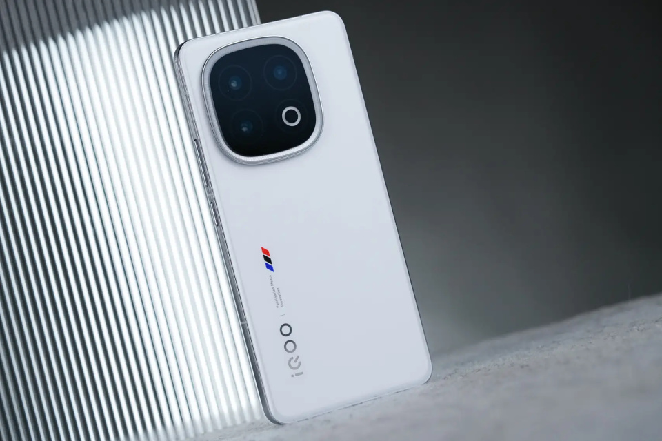 vivo徹底“攤牌了”，16GB+1TB跌價1100元，高端旗艦降成中端機