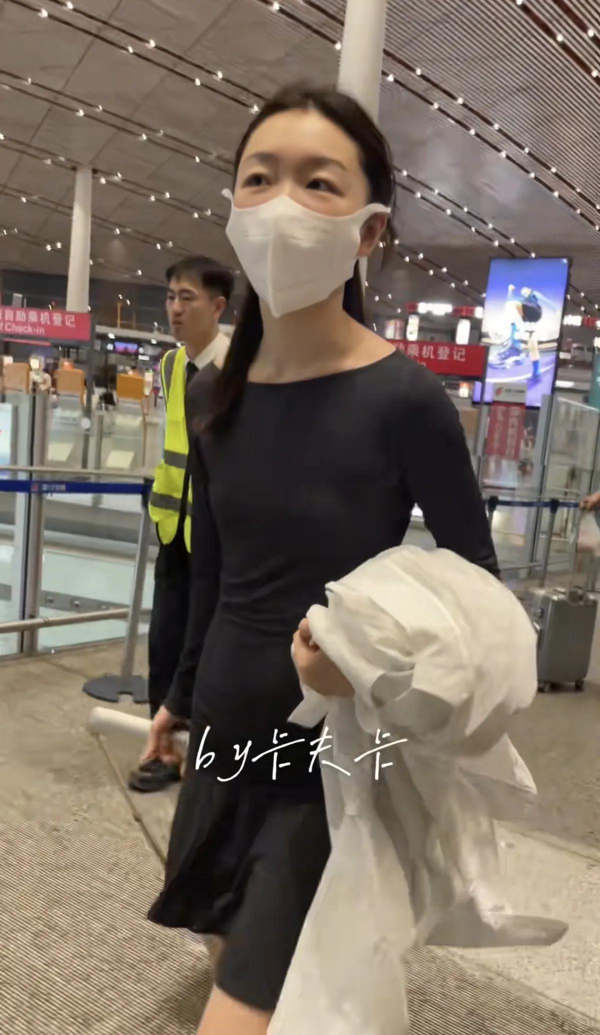 周冬雨机场素颜被偶遇，穿黑色套裙好瘦好小一只，皮肤超好很白！