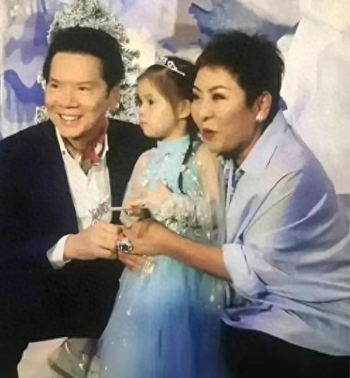 郭碧婷三亚走秀，双目无神被张予曦抢风头，曾曝女儿被同学孤立