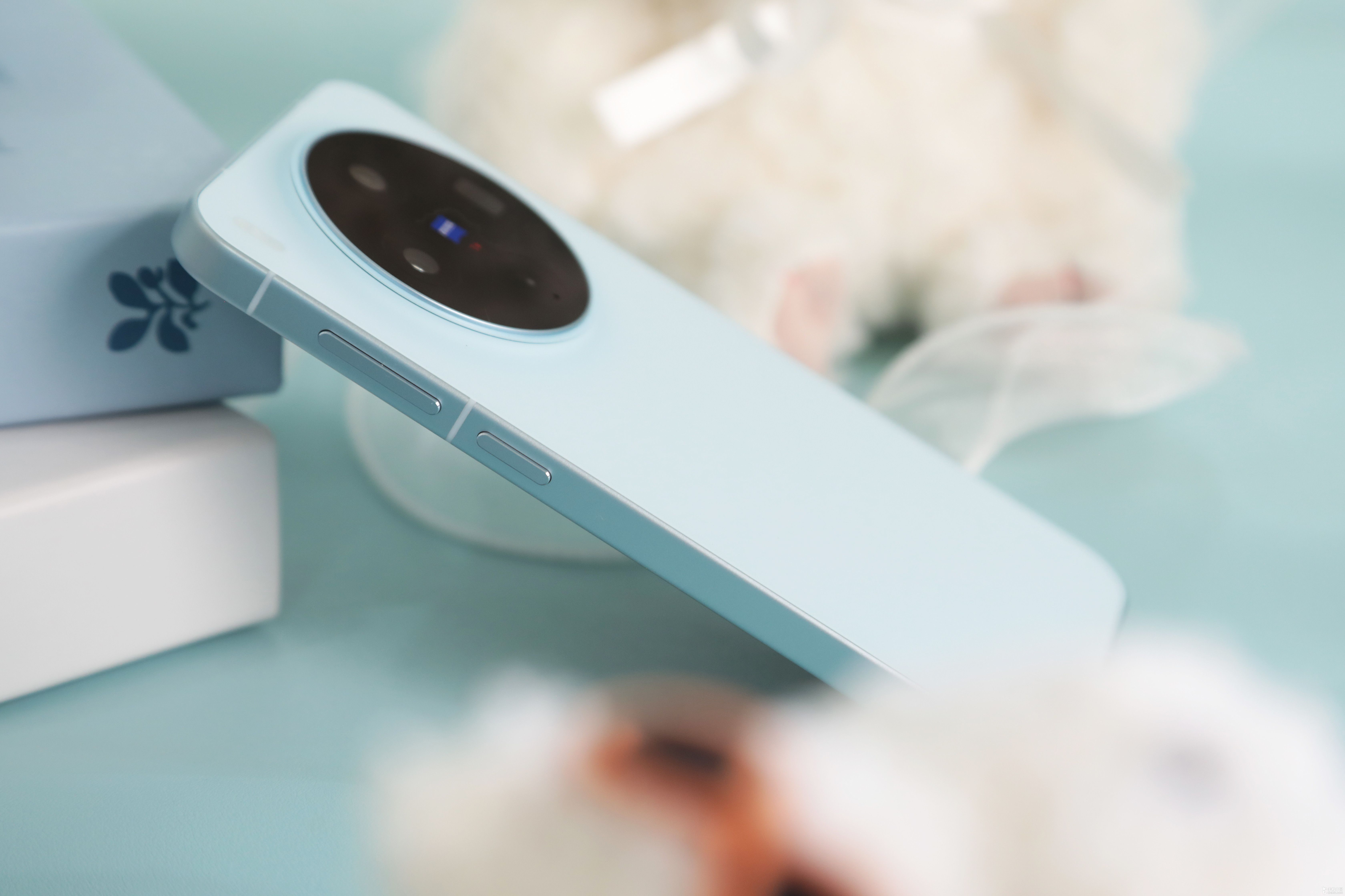 vivo X300图赏:治愈色彩搭配丝绒触感 上手就忍不住想“Rua”!