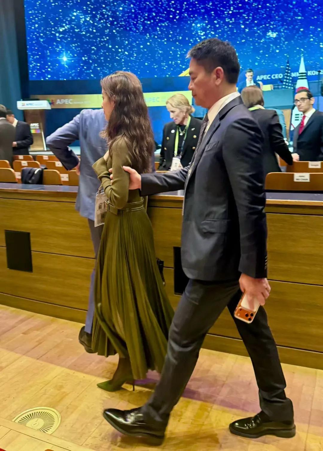 “婚变风波”仅10天，章泽天又官宣喜讯，让娱乐圈都要刮目相看了