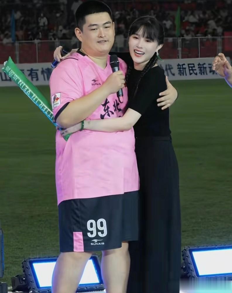 赵本山女儿发新歌,球球穿东北红绿花衣服出镜,175身高腿好长