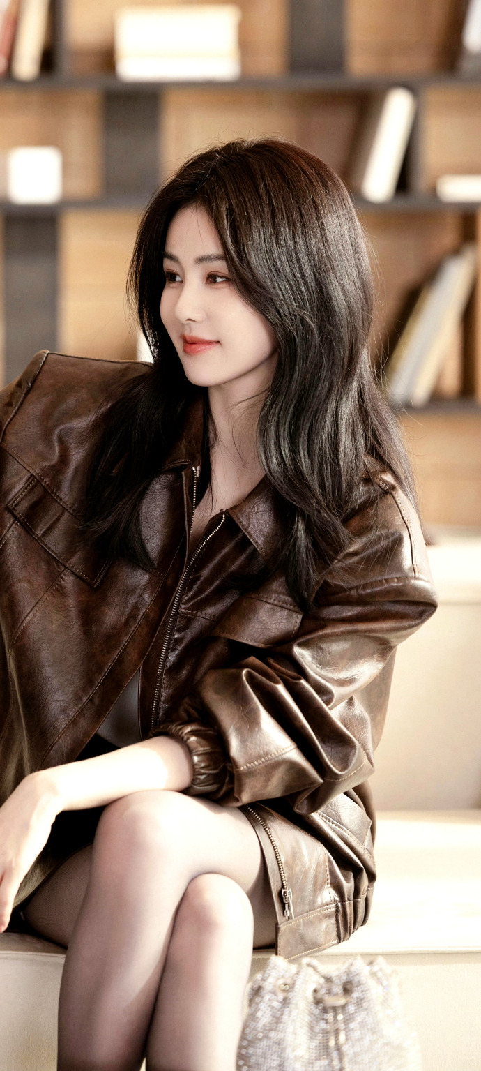 白鹿，黑丝皮裙＋高跟