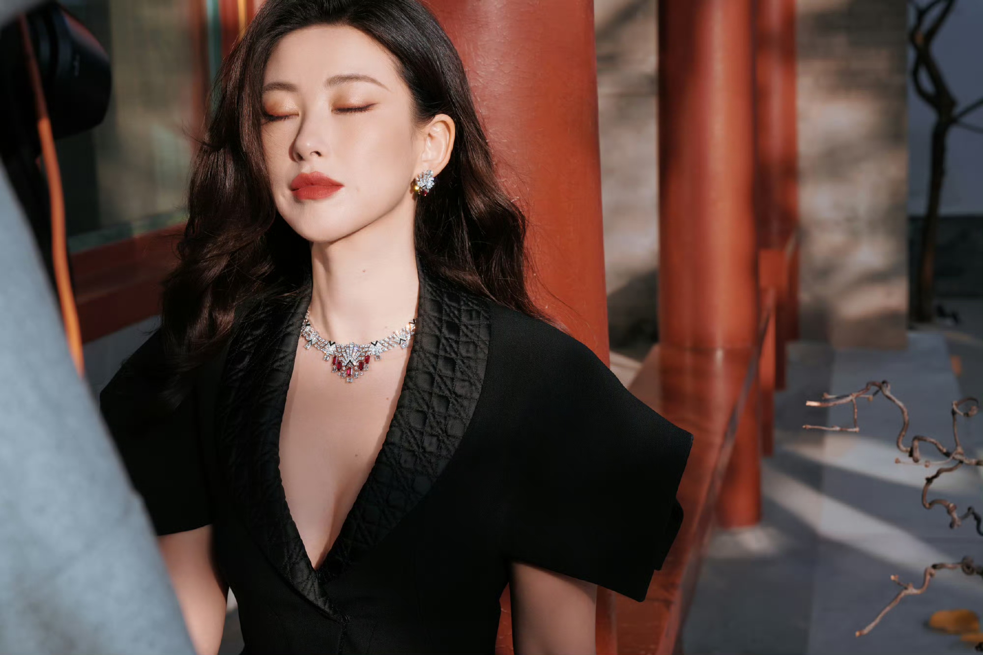 朱珠颜值封神！淡妆素饰显清丽，浓妆繁宝柔媚带风情