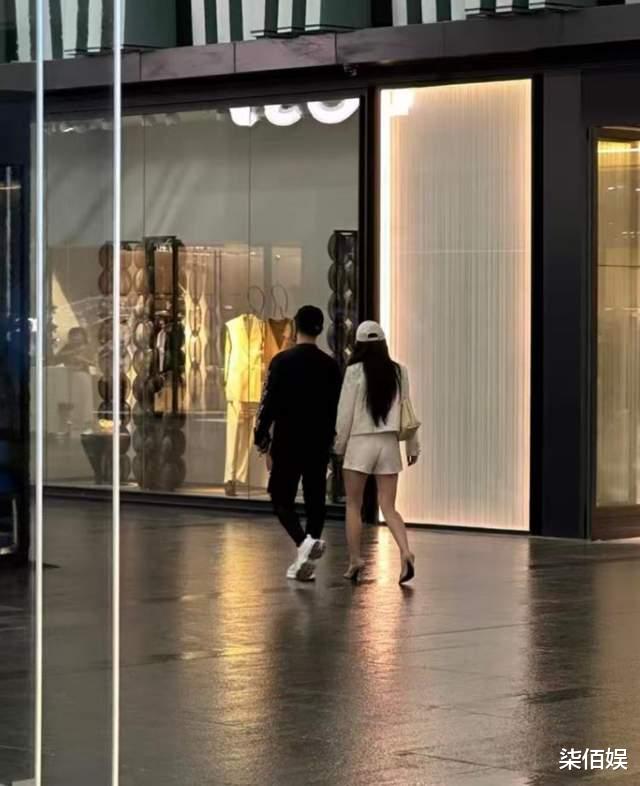 汪峰陪女友过七夕，又带着她去逛街，森林北主动牵他手完全被迷住