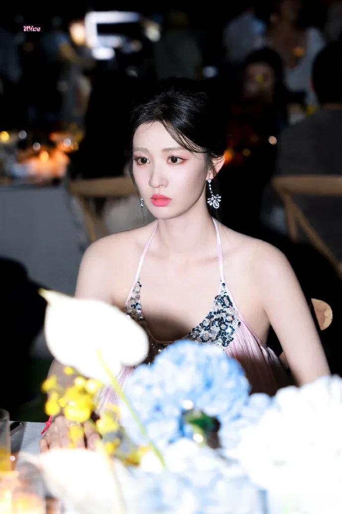 王楚然春晚彩排,打扮漂亮,像是画中仙子般迷人!