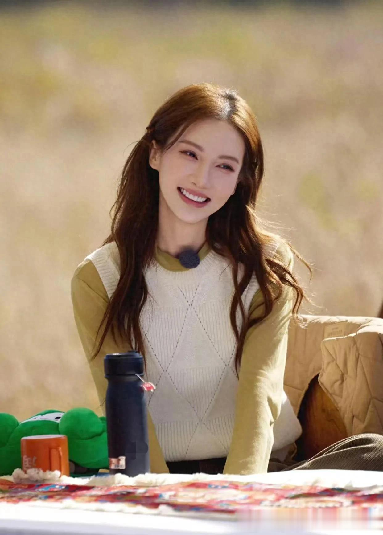 35岁金晨增肥后更惊艳！穿白色马甲+打底衫+棕色长裤，时髦又高级