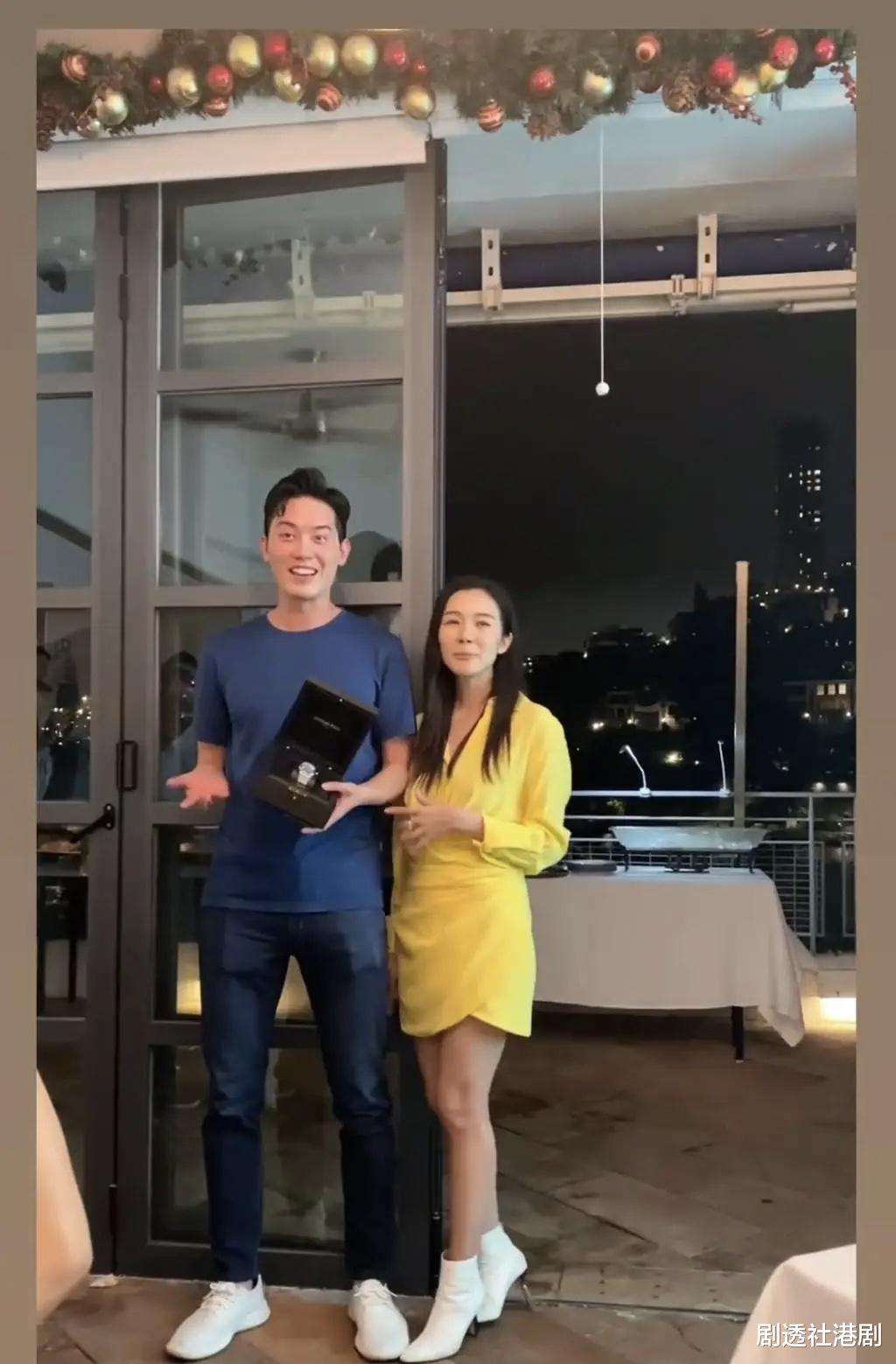 TVB前港姐冠军晒近况!产后一个月状态大勇,单手抱娃不忘自拍