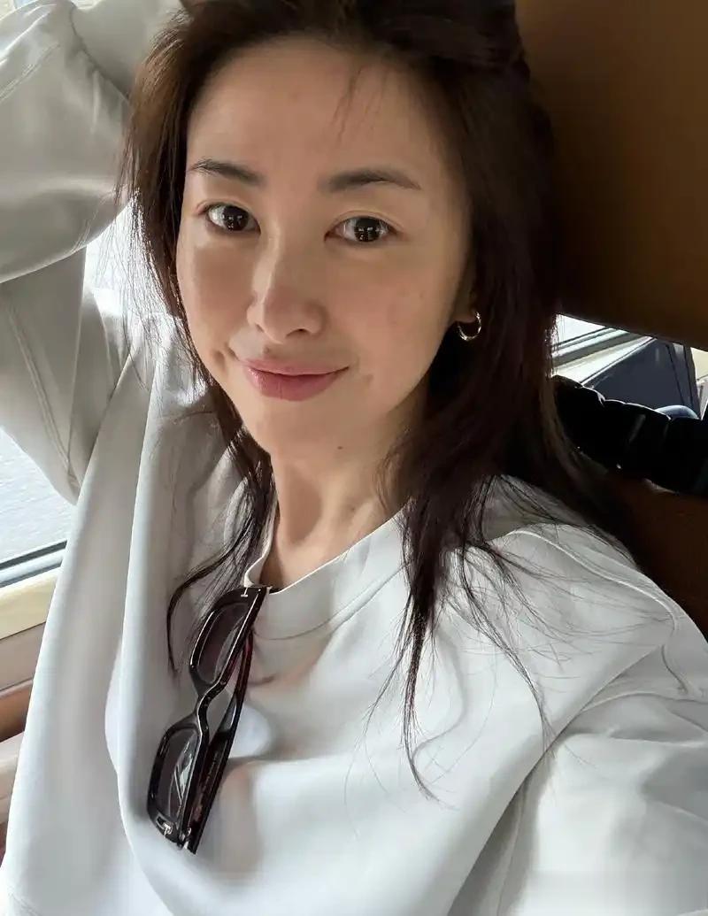 朱珠居家自拍照流出，这个女人不简单