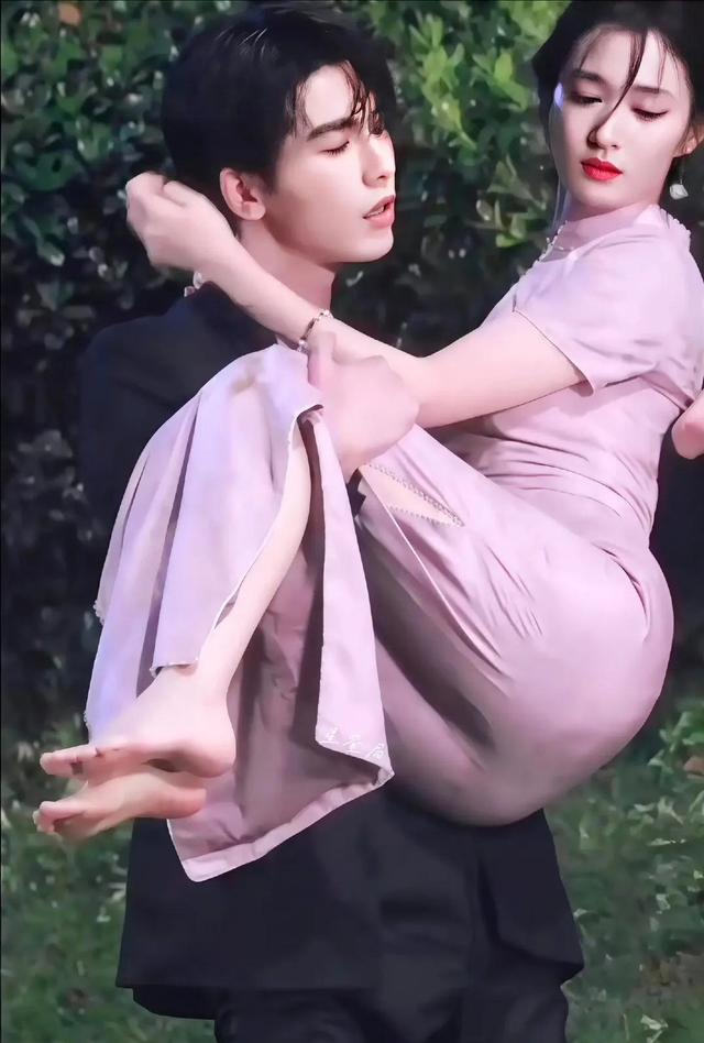 张凌赫王楚然落水公主抱！男的超帅，女的腰臀超美