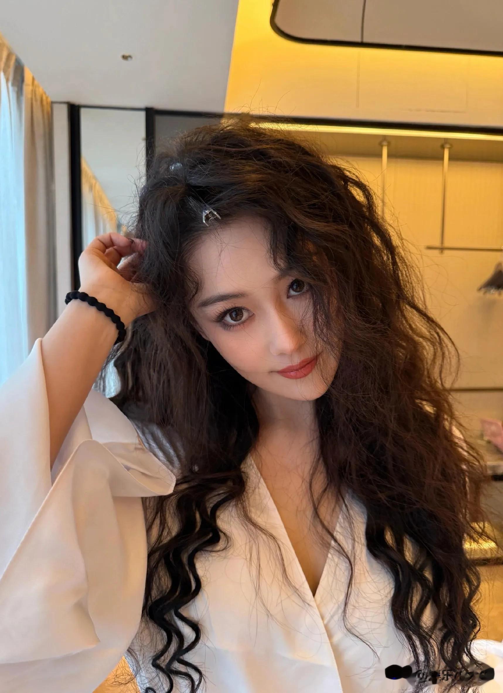 张馨予今日分享美照配文:八月第一天，最重要的日子！