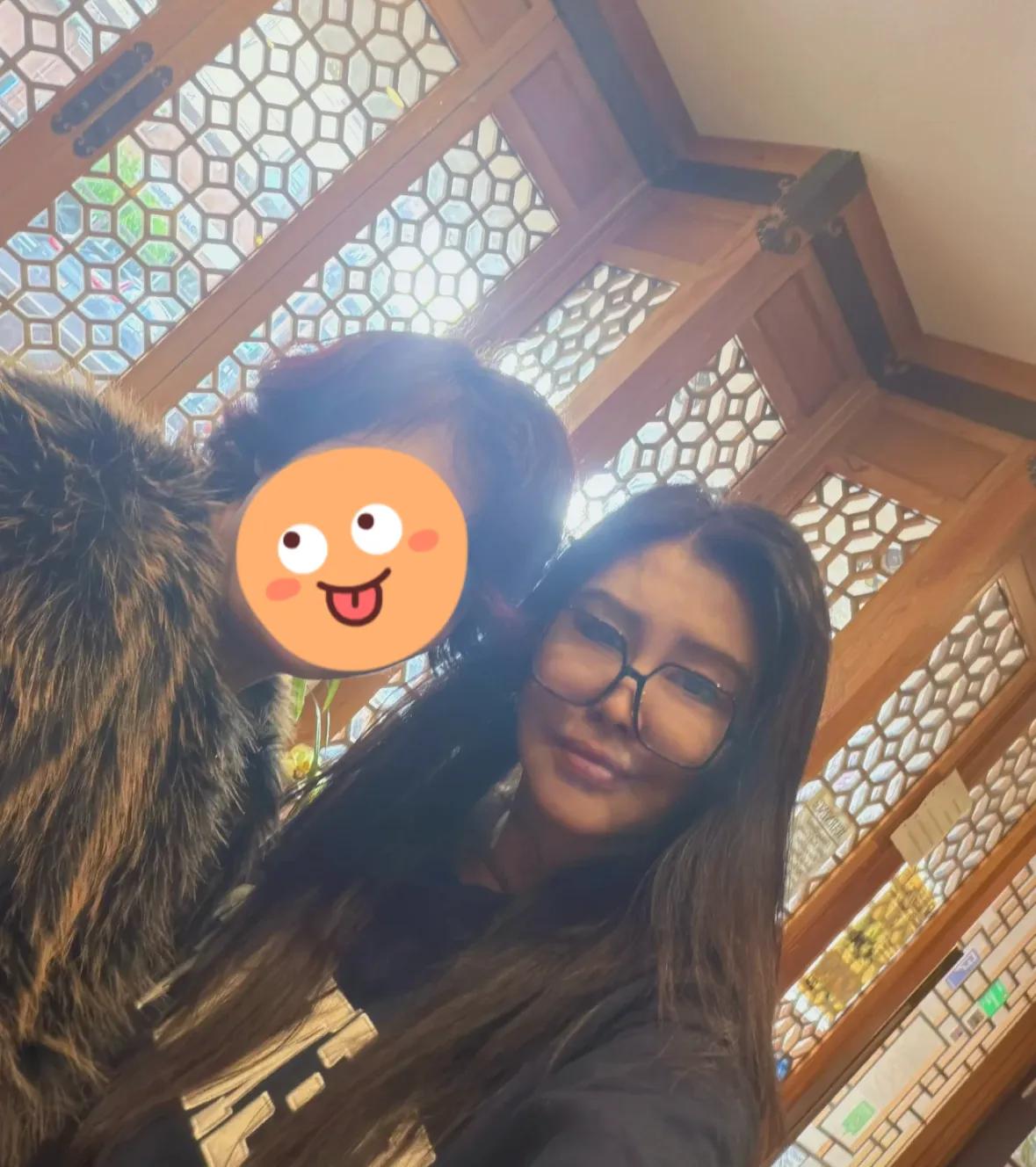 王祖贤最新正脸照曝光,戴眼镜医美痕迹明显,但依然漂亮状态很好