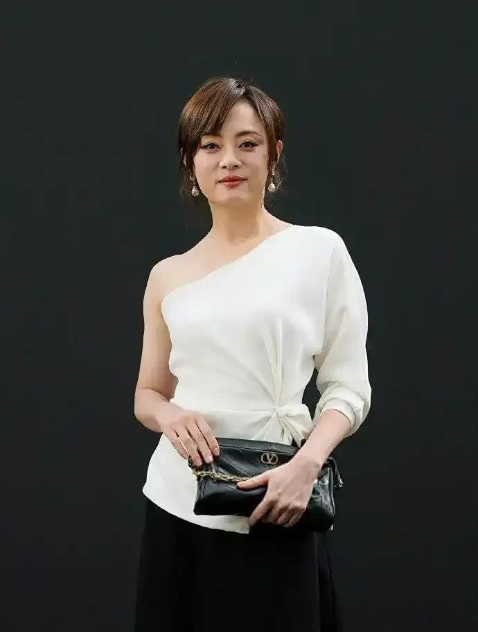 同样是40+孙俪和陈数的穿搭,不“扮嫩”却很少女,真洋气好看!