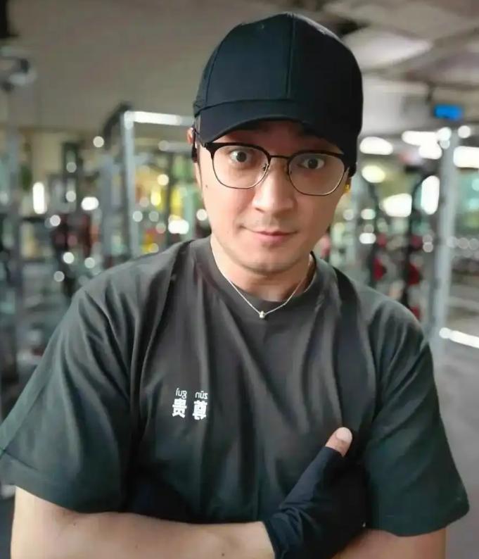 出轨、被央视除名？42岁尼格买提高调官宣喜讯，彻底打脸撒贝宁