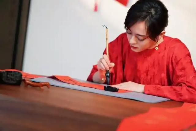 孙俪不拍戏能靠啥谋生？馄饨铺+书法展，全能型人生太爽了吧？