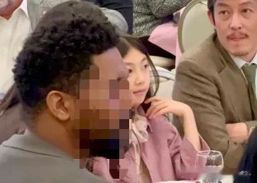 陈冠希一家三口国外参加婚礼，他留胡子像毛利小五郎，女儿真漂亮