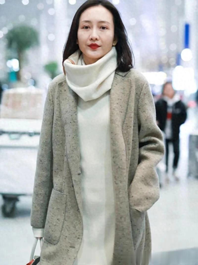 王鸥当妈后气质大变！大衣+高领毛衣+长筒靴，高级又洋气！