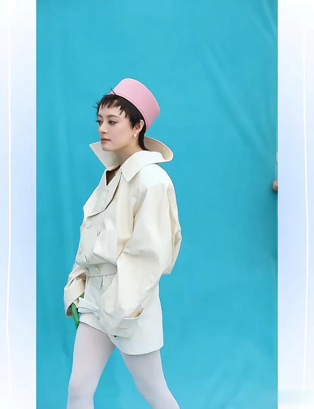 42岁孙俪拍大片:短发+抹胸上衣+牛仔裤,复古高级,真是百变女神