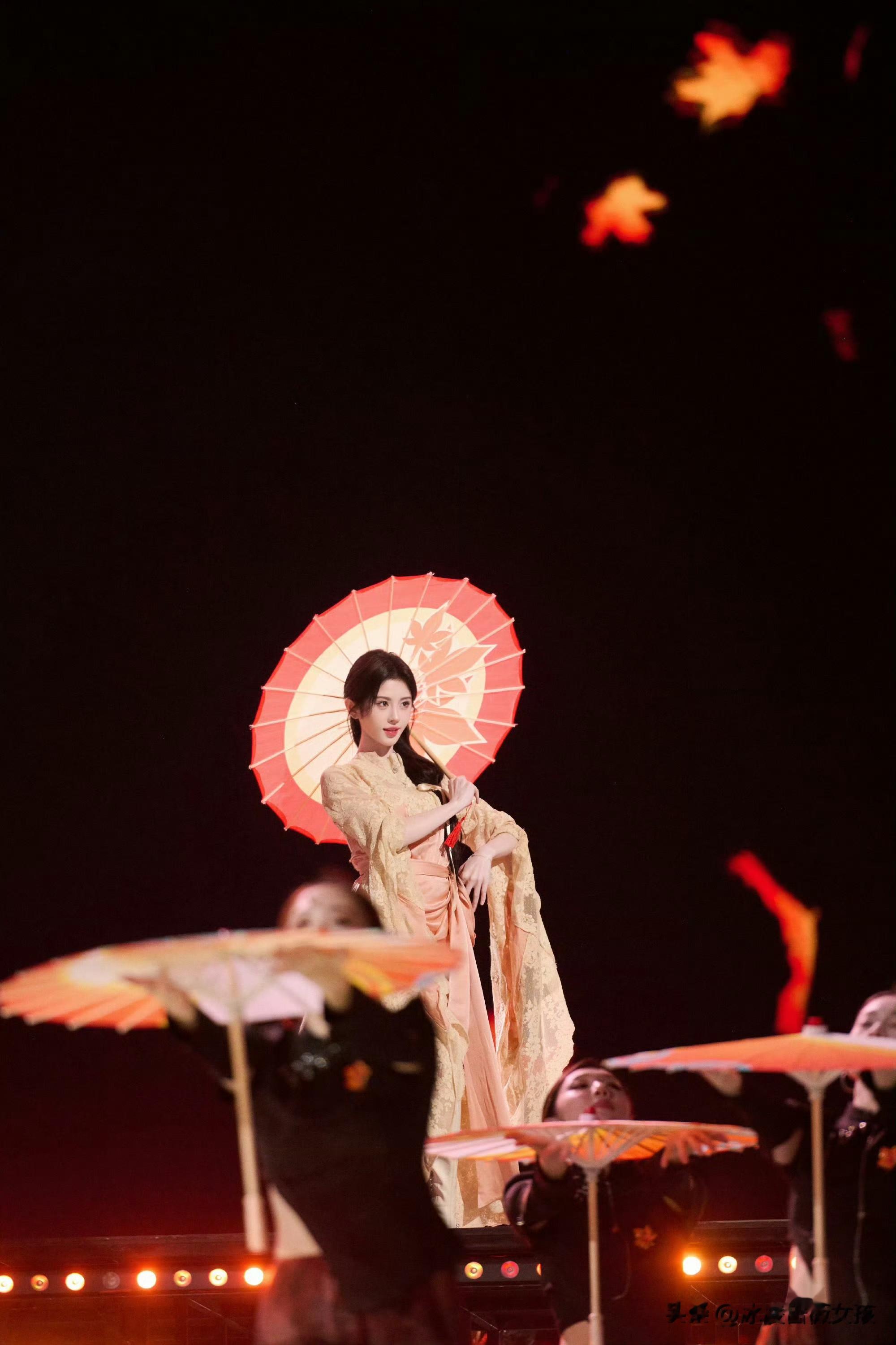 鞠婧祎：伞舞翩跹，枫叶裁作古风诗