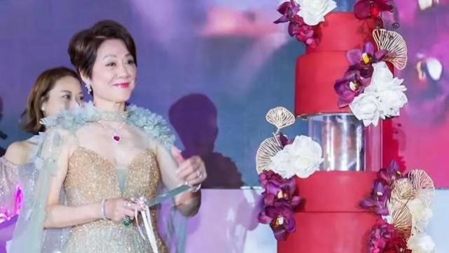 香港知名歌手为70岁贵气母亲豪办生日宴，冻龄母女惊艳全场