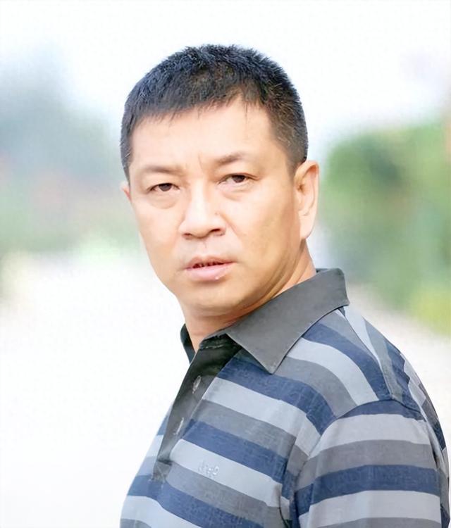 周小斌：40岁不结婚，借钱给弟弟买房，如今娇妻比他小10岁