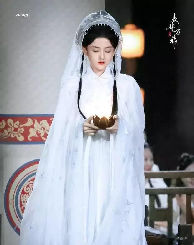 宋祖儿手捧莲花灯 神女级美貌令人惊艳