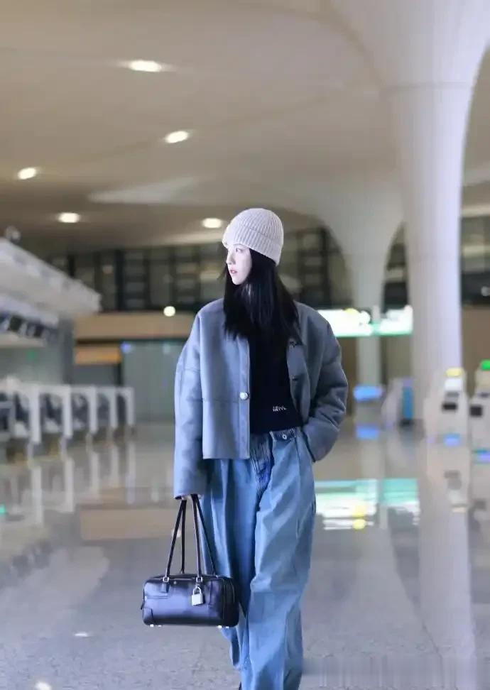 陈都灵淡妆也惊艳，灰色毛绒外套搭直筒牛仔裤，干净气质扑面而来