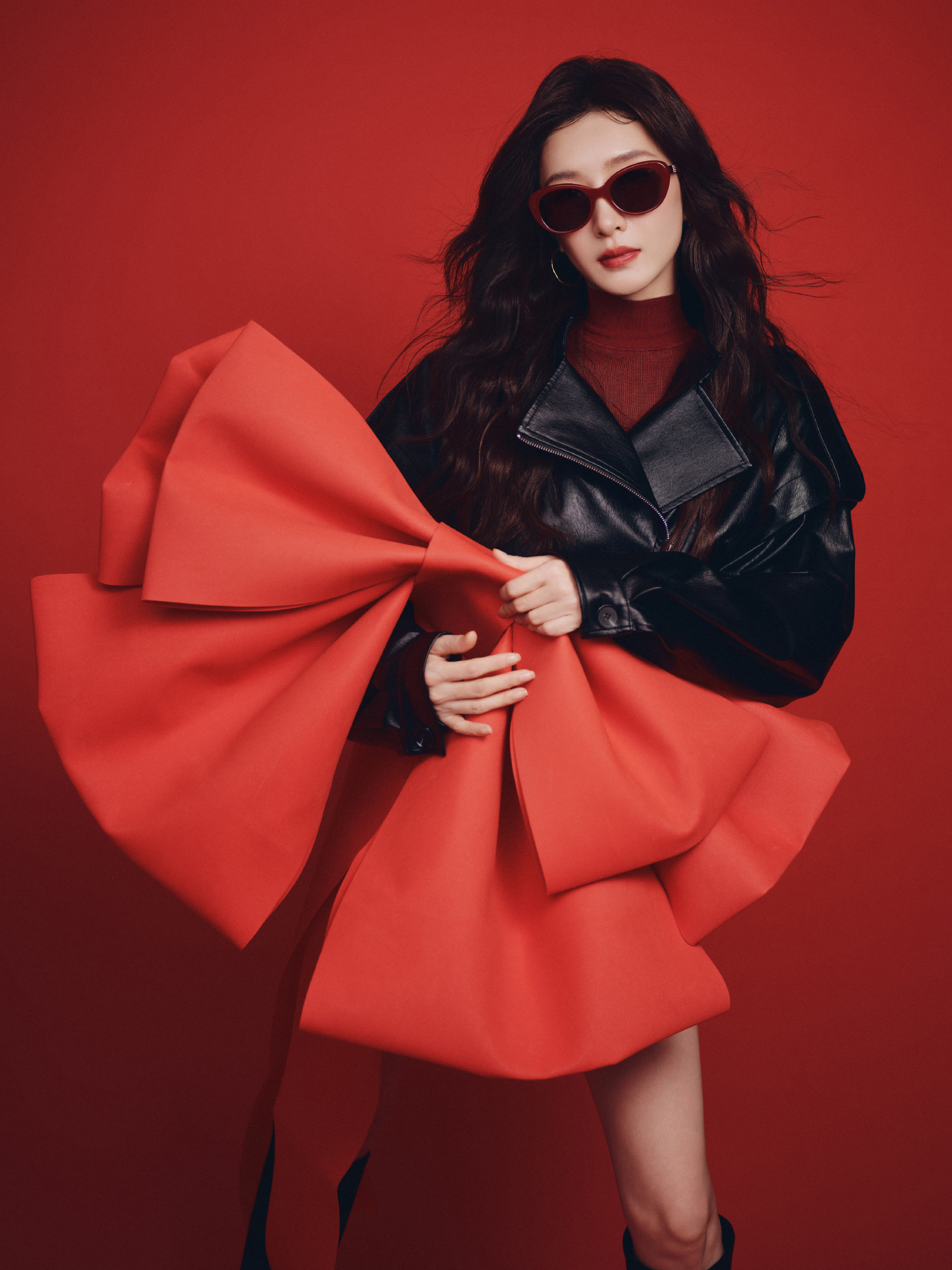 江疏影解锁红系造型，羊毛卷尽显灵动元气，墨镜一戴秒变酷飒范儿