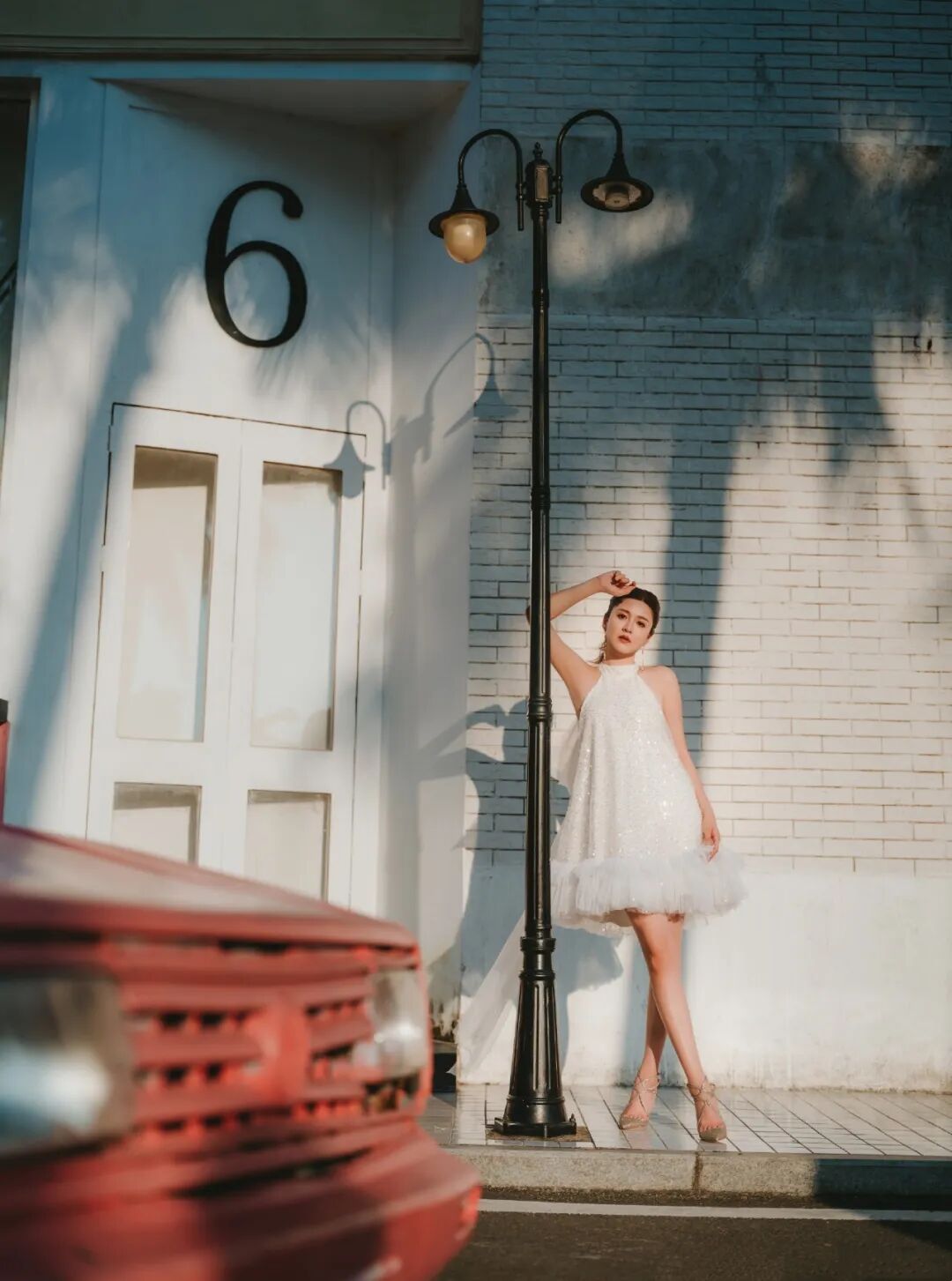 江嘉敏港风穿搭，白裙大长腿，优雅格调