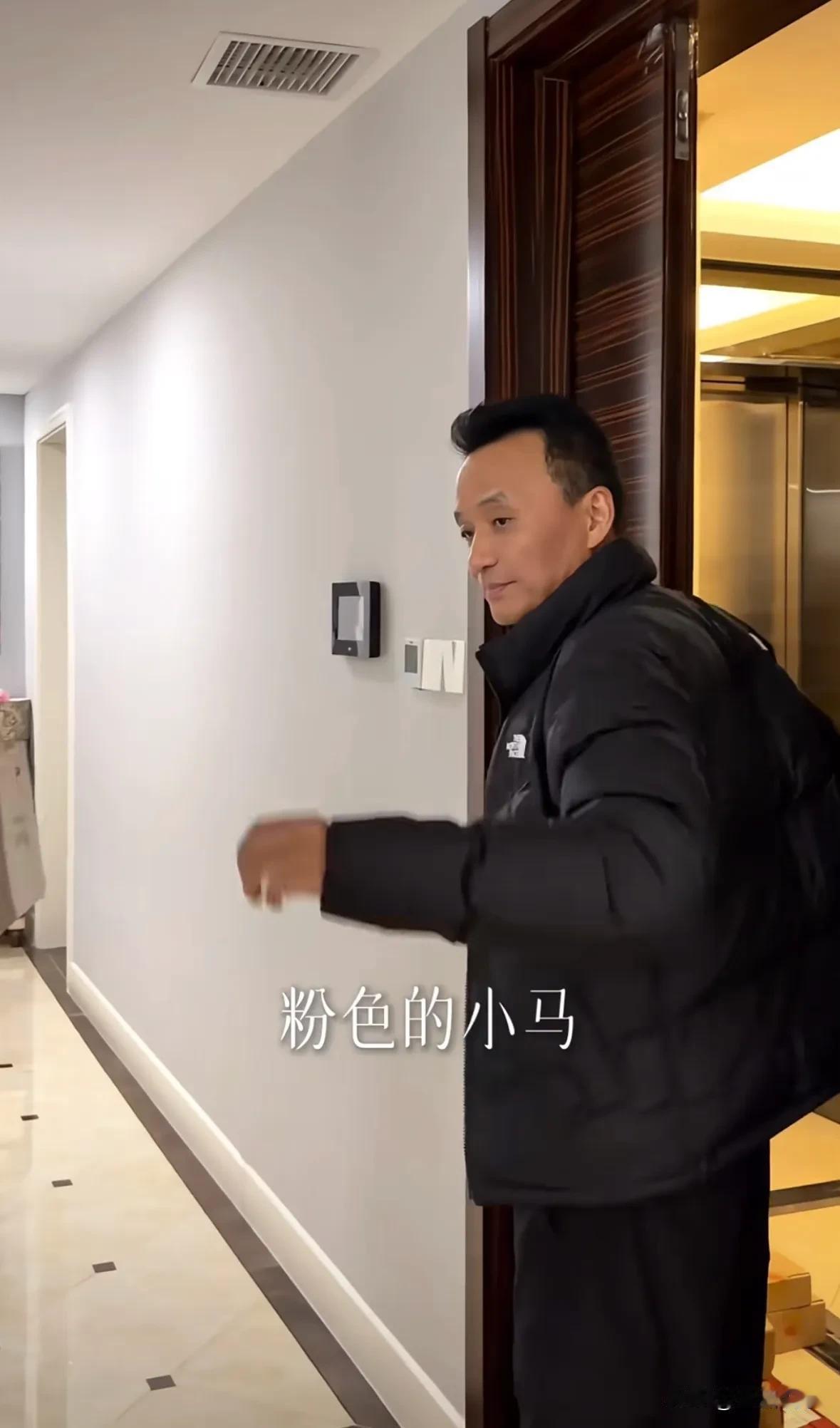 海哈金喜带娃日常曝光，北京家中处处是李亚鹏影子，李嫣的画亮了