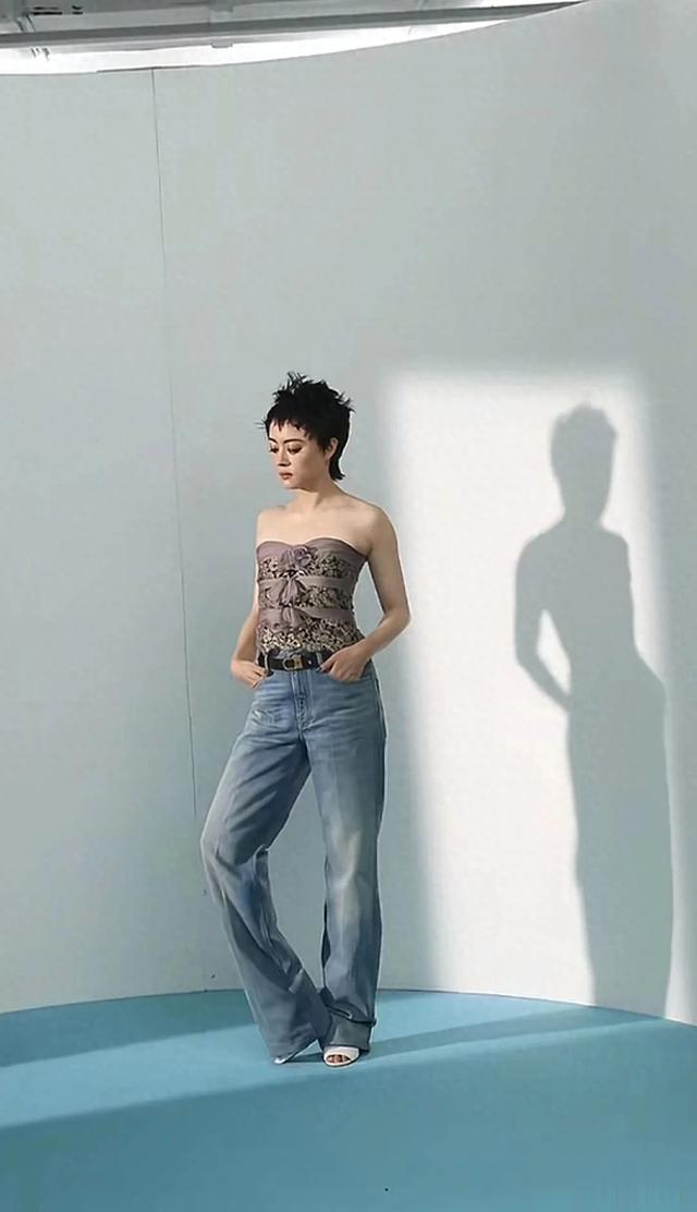 42岁孙俪拍大片:短发+抹胸上衣+牛仔裤,复古高级,真是百变女神