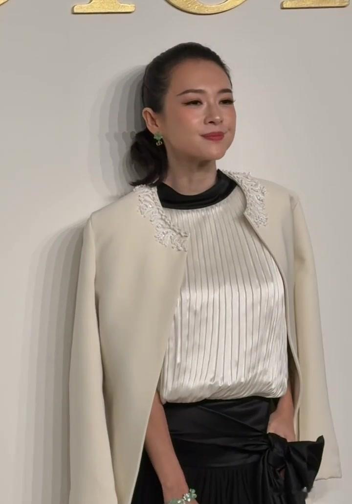 章子怡出席北京Dior之家开幕,穿米色长款外套,压轴出场大气漂亮
