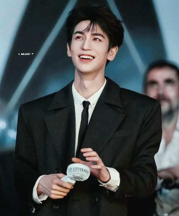 张凌赫新剧状态被吐槽，皮肤糙全靠精修，剧里剧外完全是两个人