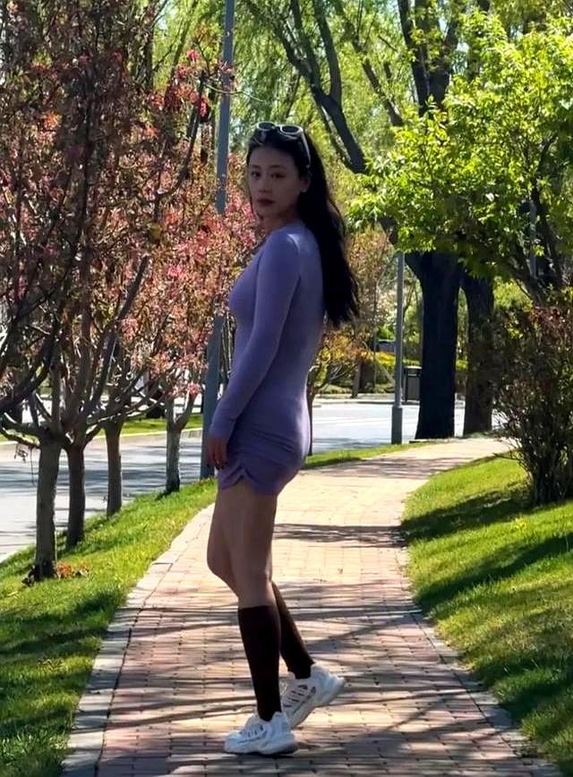 马思纯五一出游vlog曝光,状态回升颜值佳,紫裙长筒袜秀傲人线条